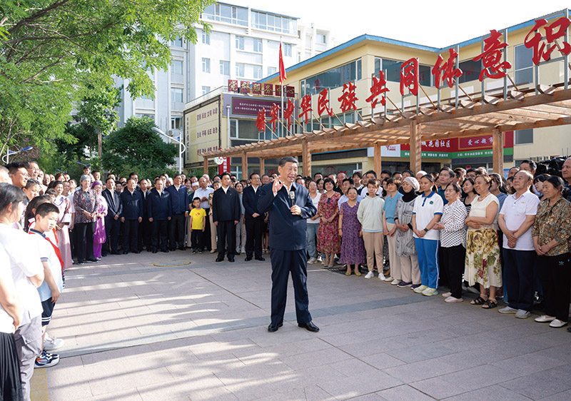 2024年6月19日至20日,中共中央总书记、国家主席、中央军委主席习近平在宁夏考察。这是19日下午,习近平在银川市金凤区长城花园社区考察时,同社区居民亲切交流。 新华社记者 谢环驰/摄